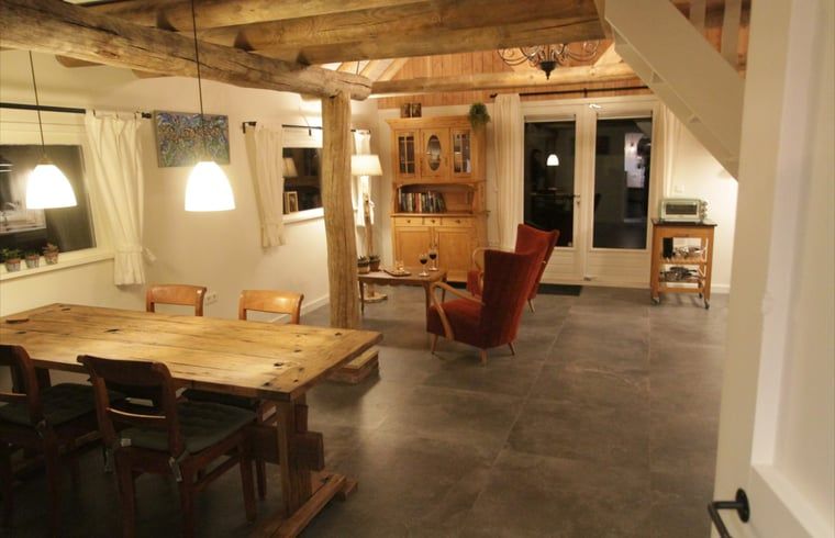 Dining room in Cottage in Haulerwijk, vacation home in Friesland, with wooden furniture.