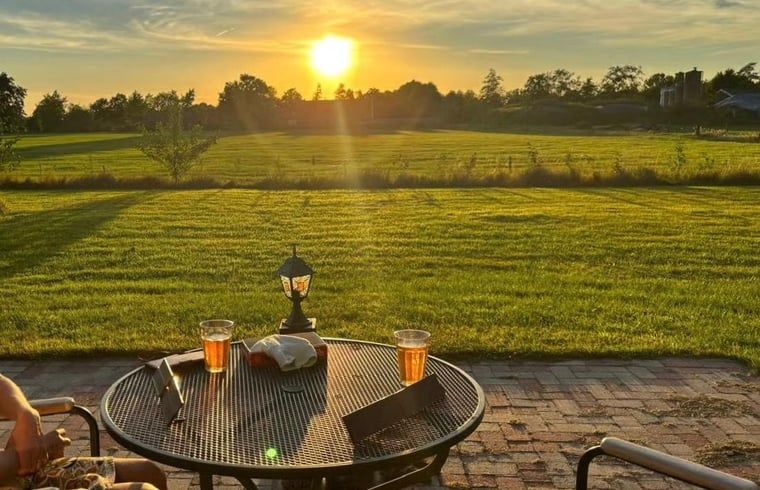 Prachtig uitzicht op zonsondergang vanaf Vakantiehuis in Haulerwijk, midden in de Friese bossen.