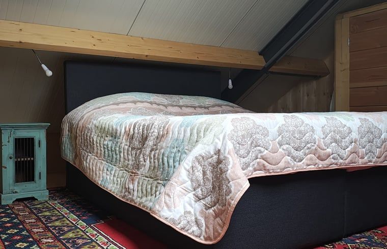 Comfortabele slaapkamer in Vakantiehuis in Haulerwijk, ideaal voor ontspanning in Friesland.