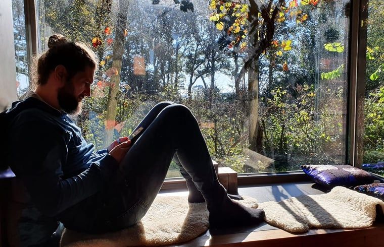 Gezellige leeshoek in Vakantiehuisje in Boijl, omringd door de Friese bossen van Friesland.