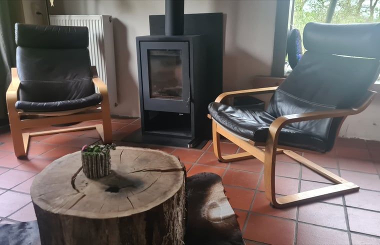 Comfortabele zithoek met open haard in Vakantiehuisje in Boijl, Friesland.