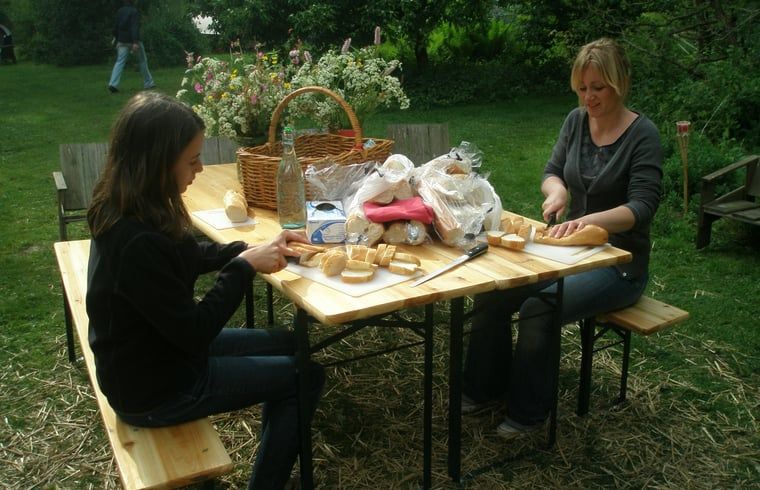 Gezellig tafelen in de tuin van Vakantiehuisje in Boijl, midden in de natuur van Friesland.