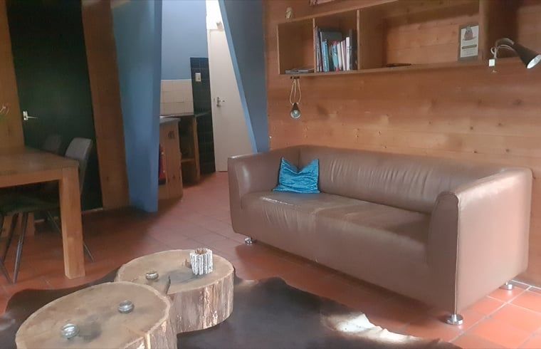 Comfortabele woonkamer in Vakantiehuisje in Boijl, een ideale plek voor ontspanning in Friesland.