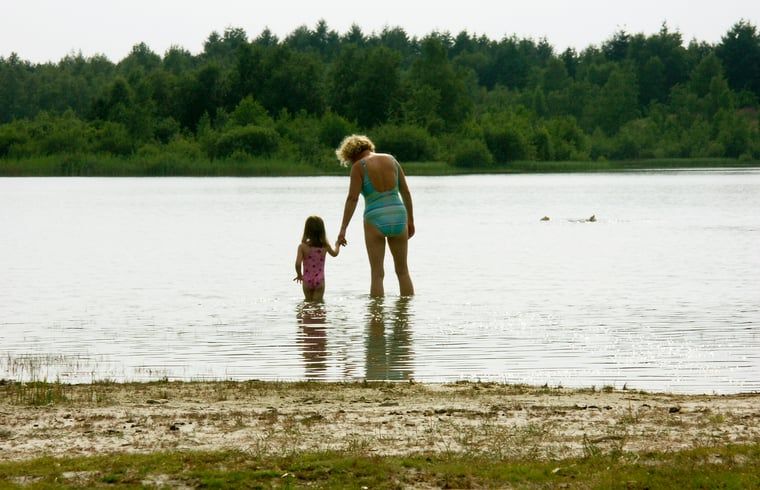 Moeder en kind genieten van het water in de omgeving van Vakantiehuisje in Boijl, Friesland.