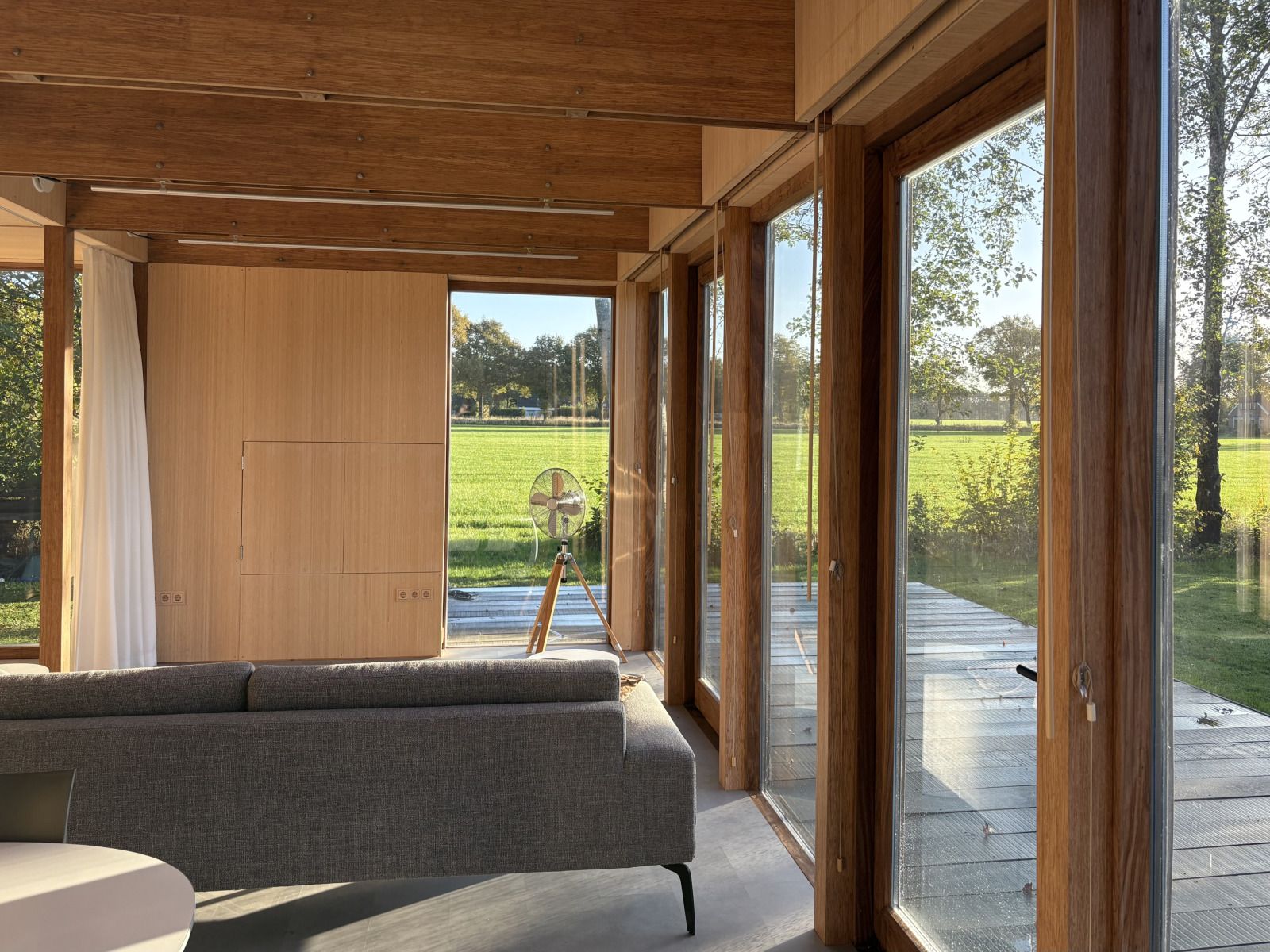 Interior of vacation home FR527 in Boijl, Friesland, with modern wooden finish and mirrored wardrobe for an atmospheric stay in the Frisian woods.