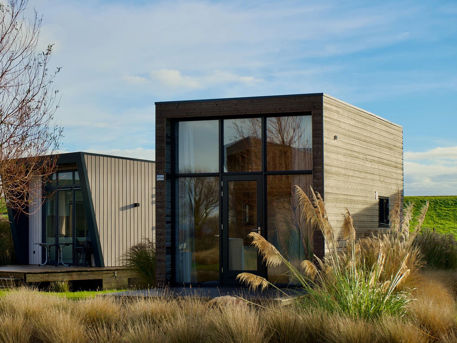 Vrijstaande woning in Hindeloopen, Friesland, biedt moderne vakantiehuiservaring met ruime ramen en natuurlijke omgeving.