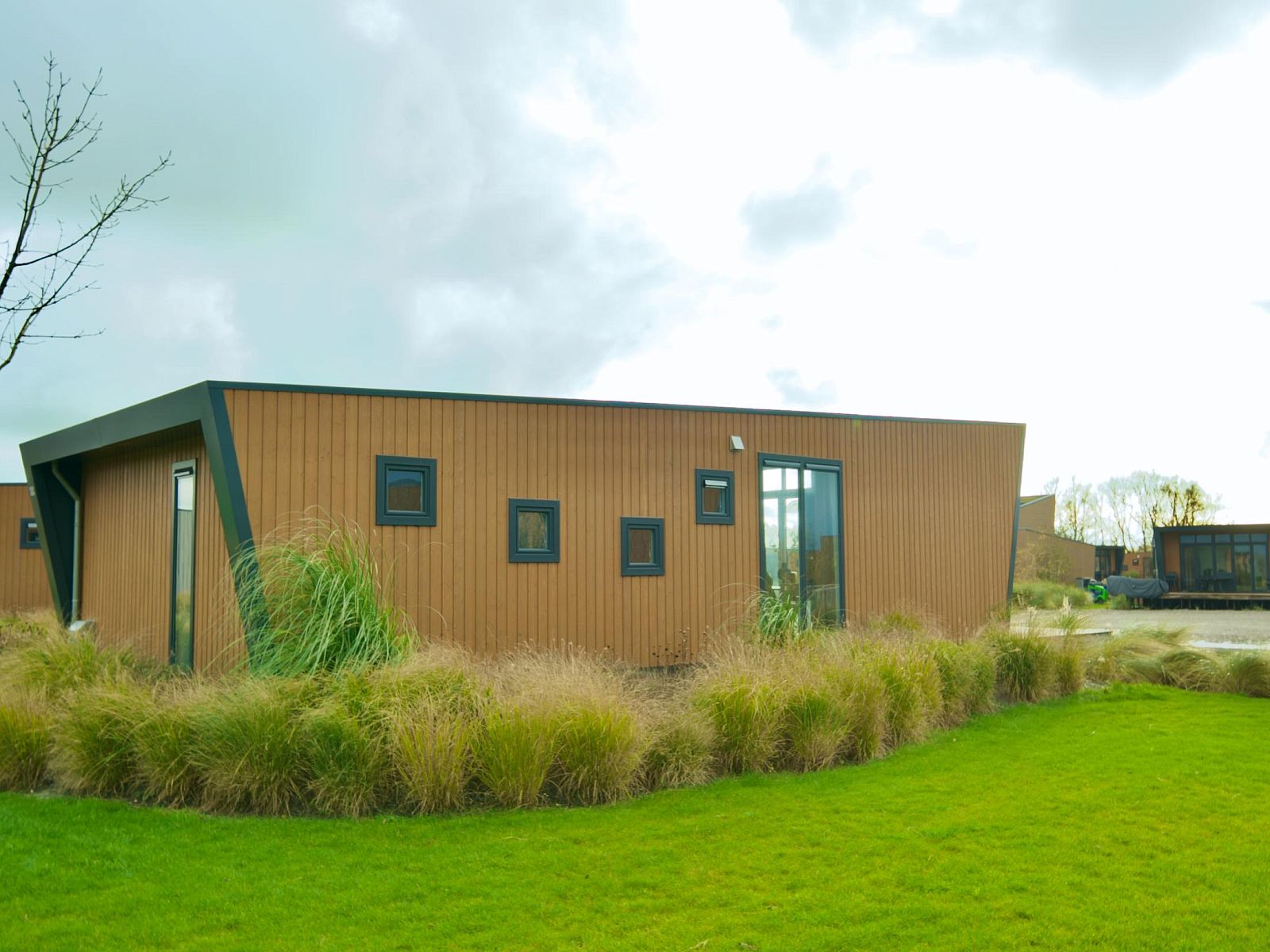 Freistehendes Haus in Hindeloopen, Friesland, umgeben von grner Natur und rustikalem Charme, perfekt fr einen erholsamen Urlaub.