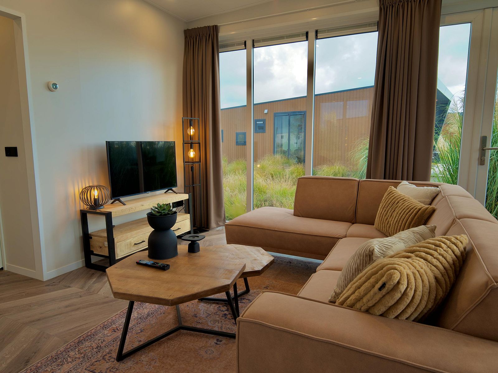 Modernes Wohnzimmer in einem freistehenden Haus in Hindeloopen, Ferienhaus in den friesischen Elfstdten, Friesland, mit komfortabler Einrichtung und Gartenblick.