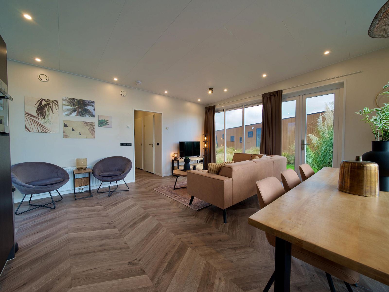 Stilvolles Wohnzimmer eines freistehenden Hauses in Hindeloopen, Friesland, mit moderner Einrichtung und Blick auf die elf friesischen Stdte.