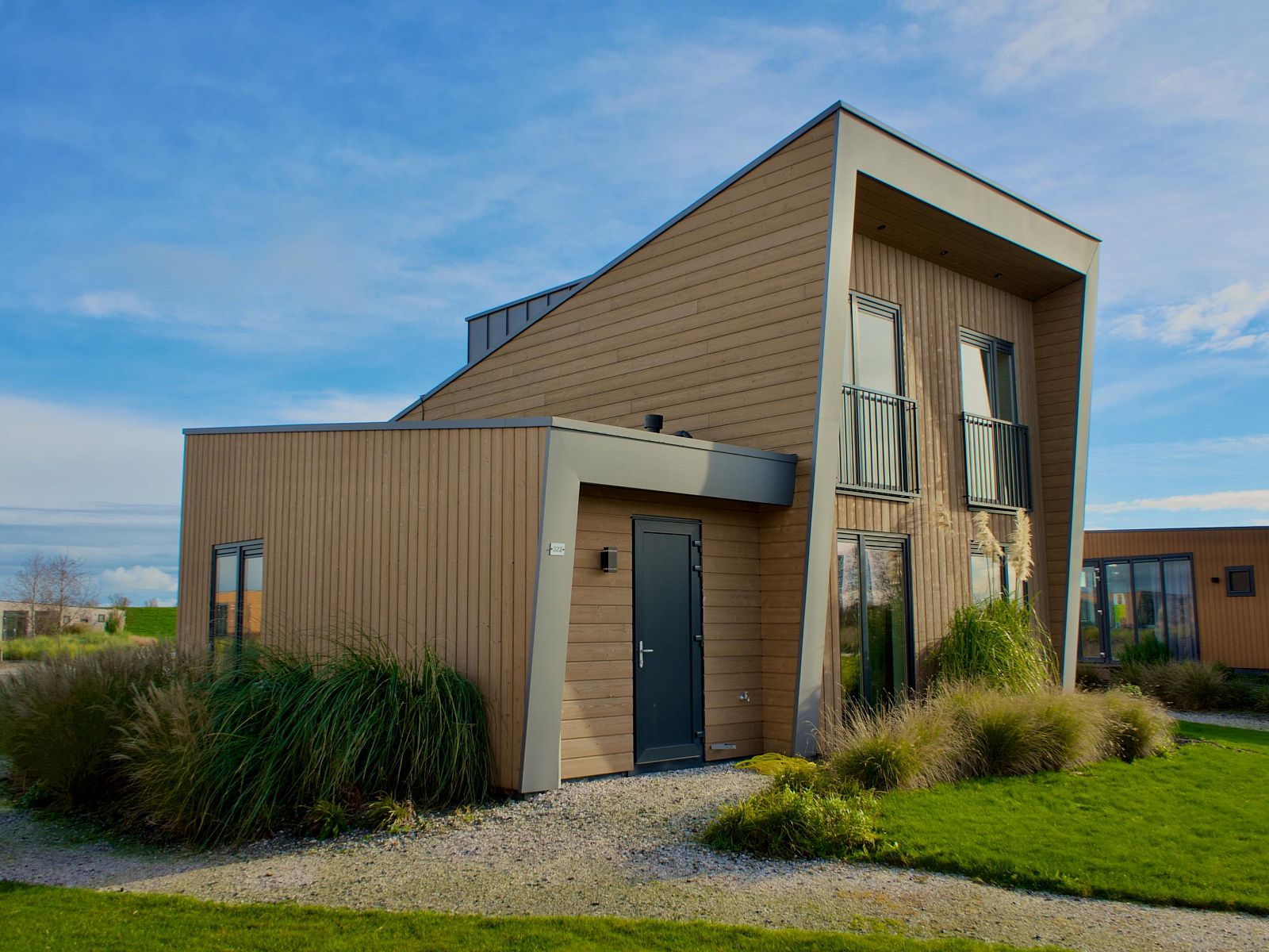 Modernes Einfamilienhaus in Hindeloopen, Friesland, mit grner Umgebung und klarem Design, ideal fr einen Urlaub in den elf Stdten Frieslands.