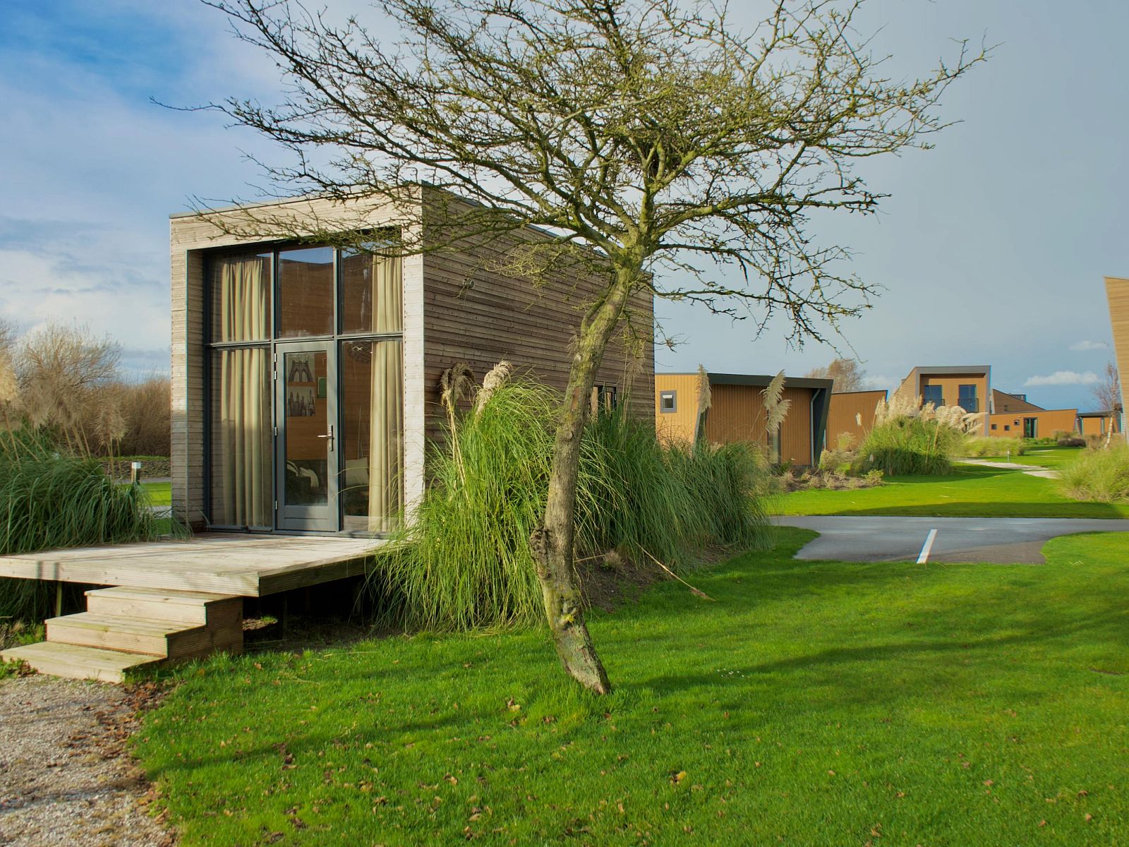 Freistehendes Haus in Hindeloopen, Ferienhaus umgeben von grner Natur in den friesischen Elfstdten, Friesland.