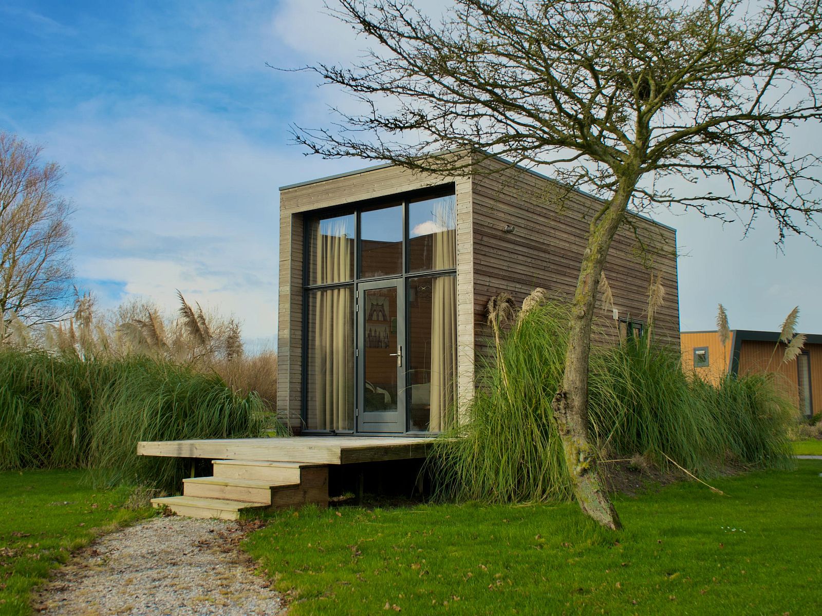 Freistehendes Haus in Hindeloopen, Friesland, mit moderner Architektur und Terrasse, umgeben von Natur in den elf Stdten Frieslands.
