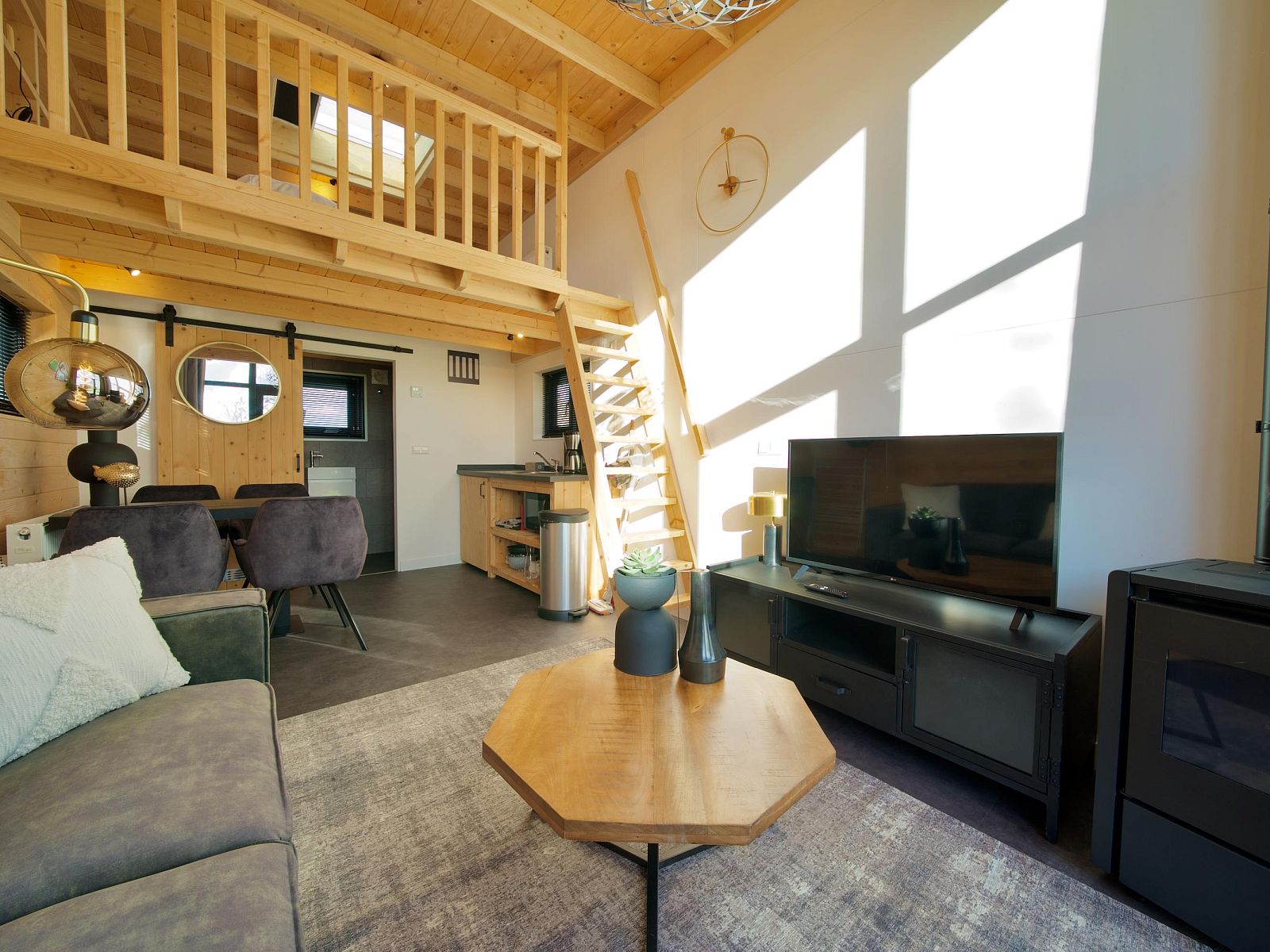 Gemtlicher Innenraum des freistehenden Hauses in Hindeloopen, Friesland, mit moderner Einrichtung und Holzelementen.