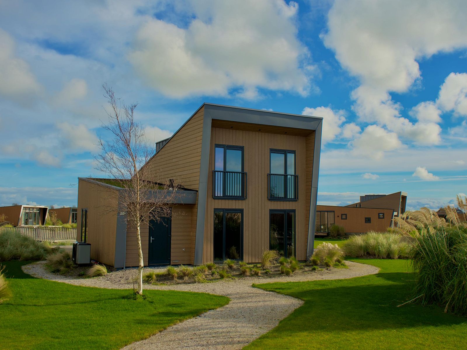 Detached house in Hindeloopen, a vacation home in the Frisian Eleven Cities of Friesland, surrounded by green nature and blue skies.