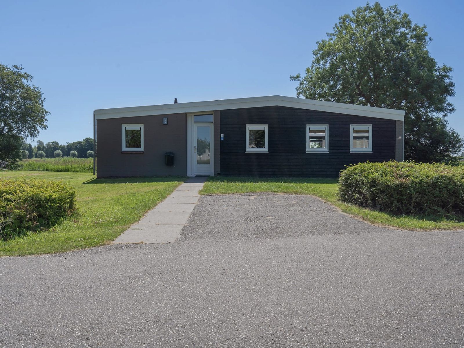 Eingang zum Bungalow de Valk in Offingawier mit gruener Umgebung, ideales Ferienhaus in der Naehe des Sneekermeers in den friesischen Seen.