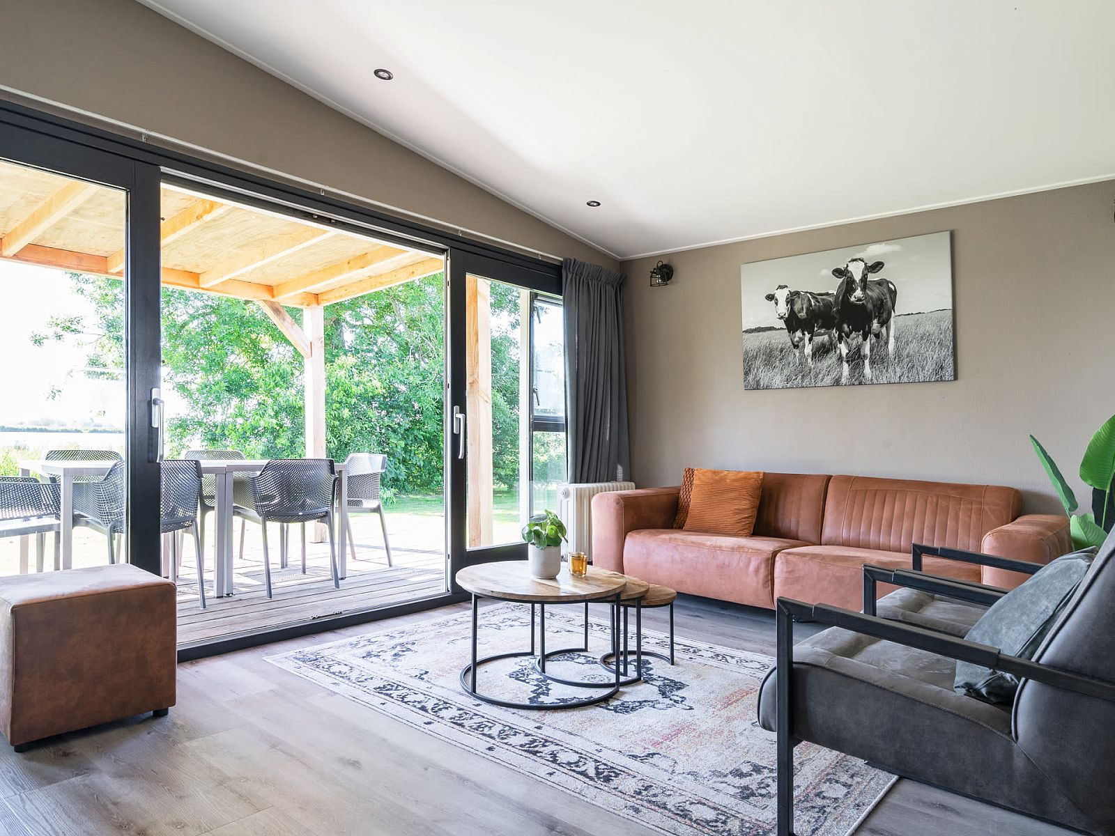 Gemuetliches Wohnzimmer von Bungalow de Valk in Offingawier mit Blick auf die Terrasse, gelegen am Sneekermeer in den Friesischen Seen.