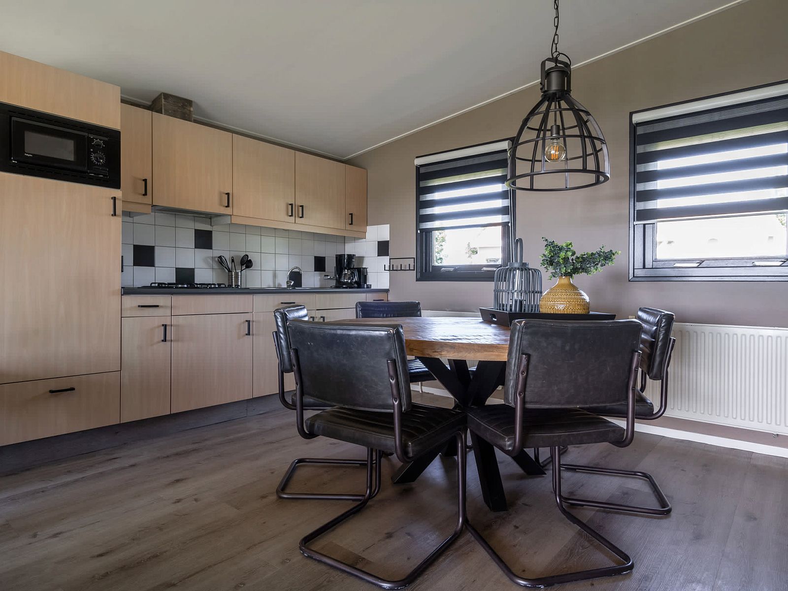 Moderne Kueche und Essbereich im Bungalow de Valk, gelegen in Offingawier am Sneekermeer in den Friesischen Seen.