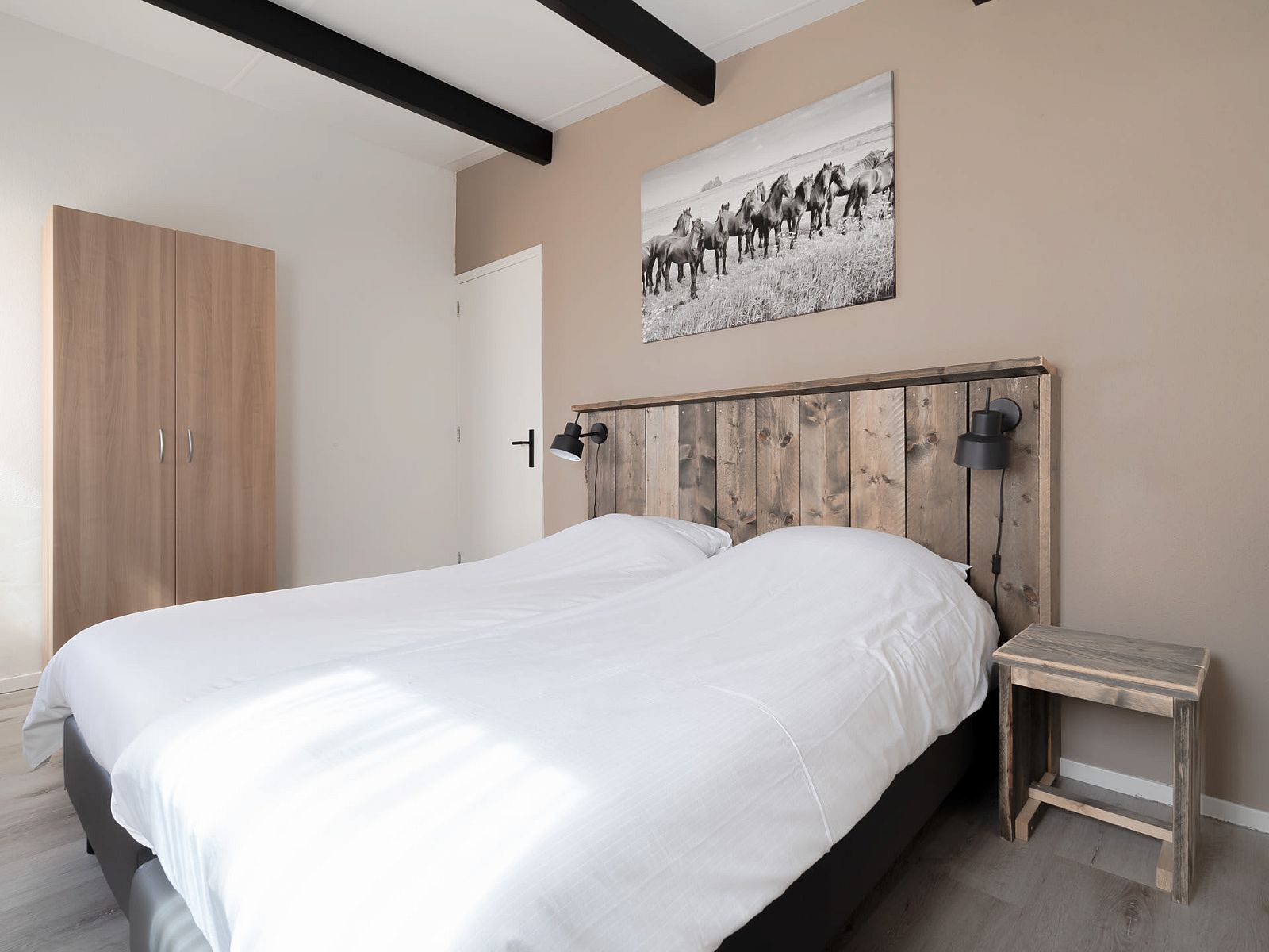 Komfortables Schlafzimmer im Bungalow de Valk mit Holzdetails, gelegen in Offingawier am Sneekermeer.