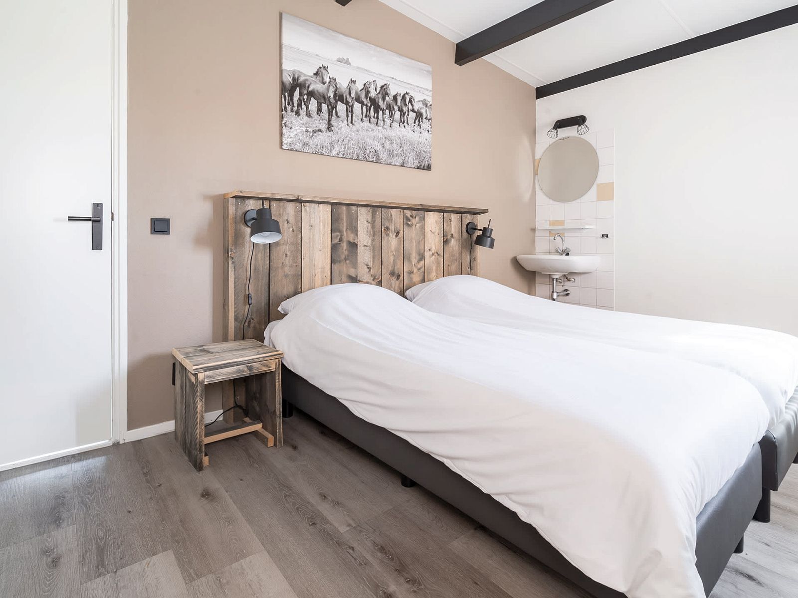 Schlafzimmer mit Doppelbett im Bungalow de Valk, einem gemuetlichen Ferienhaus in Offingawier am Sneekermeer.
