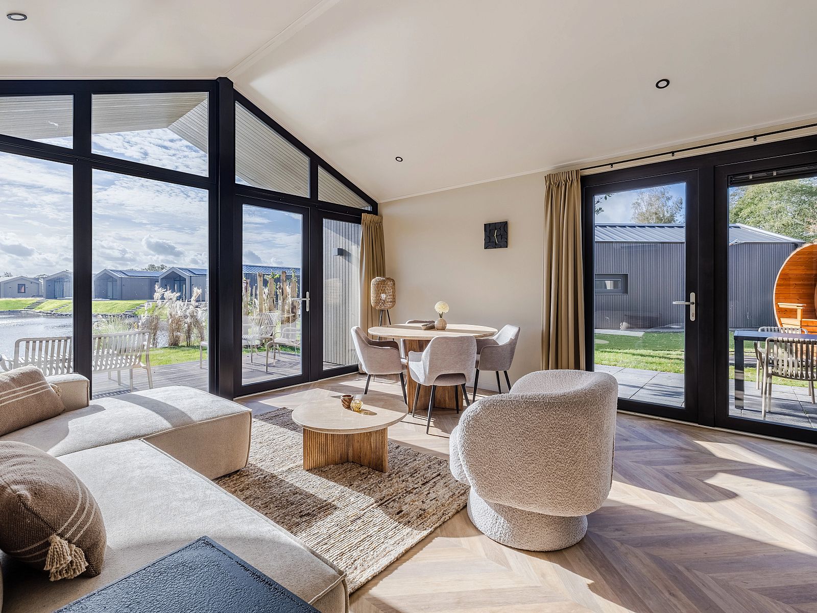 Geniet van de moderne veranda van de 4-persoons wellness lodge 4B3 in Oudehaske, Friesland, met uitzicht op het Friese platteland.