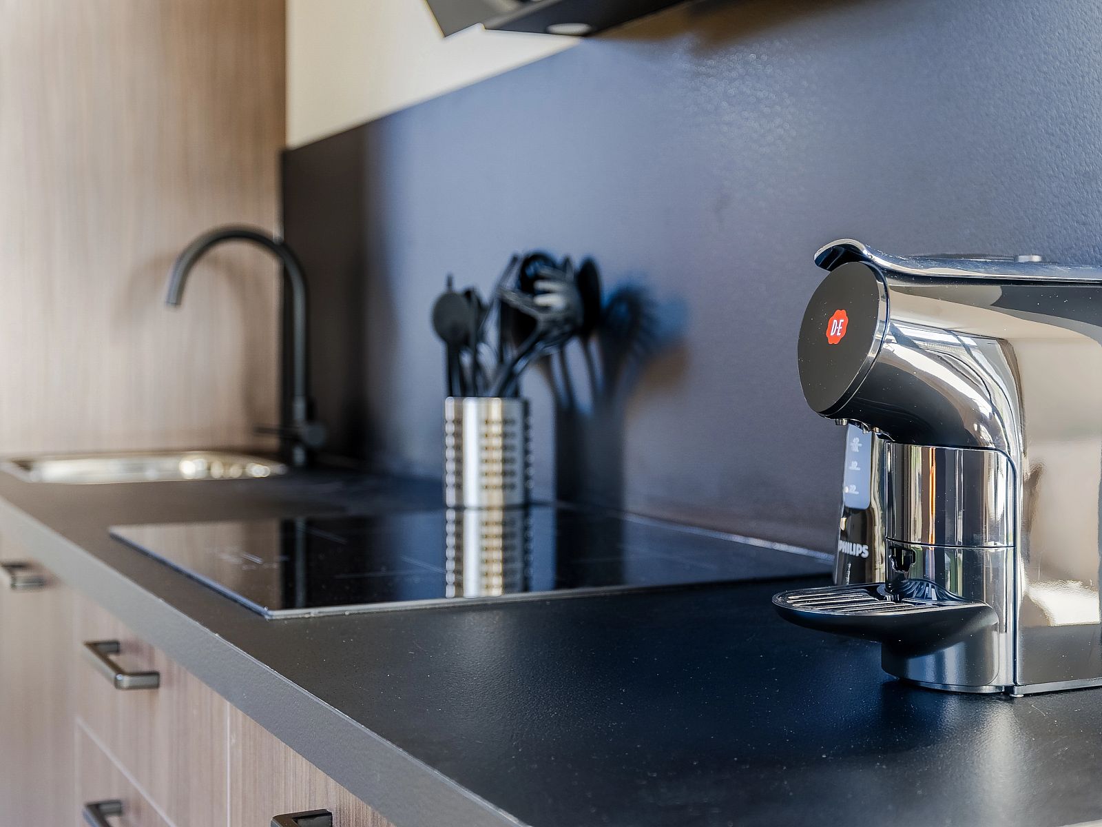 Moderne keuken in 4-persoons wellness lodge | 4B3, gelegen in Oudehaske, Het Friese platteland. Geniet van comfort en natuur in Friesland.