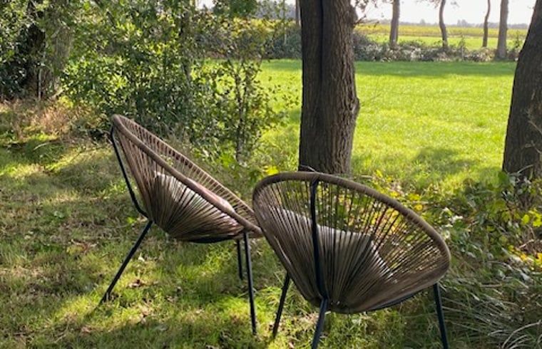 Rustige zitplek in de natuur bij Vakantiehuisje in Donkerbroek, Friesland.