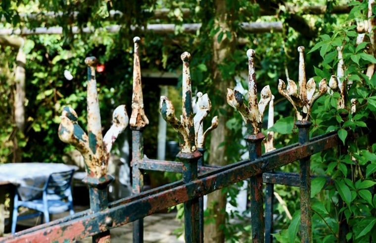 Sfeervol hekwerk bij Vakantiehuisje in Donkerbroek, Het Friese platteland.