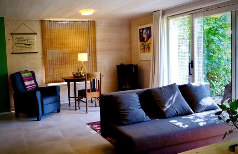 Ruime woonkamer in Vakantiehuisje in Donkerbroek, Het Friese platteland.