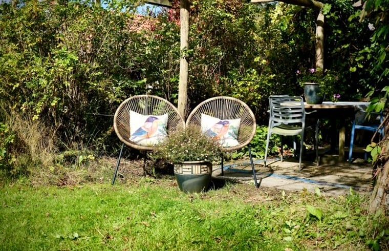 Gezellige tuin met zitplek bij Vakantiehuisje in Donkerbroek, Friesland.