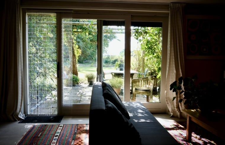 Uitzicht vanuit de woonkamer van Vakantiehuisje in Donkerbroek, Friesland.