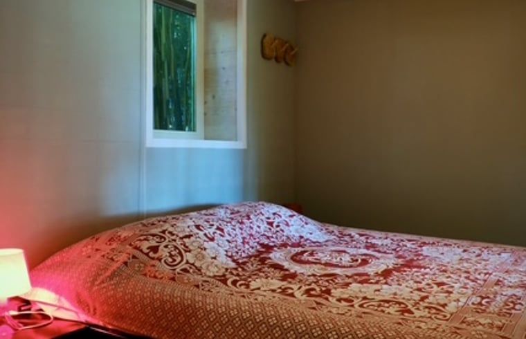 Comfortabele slaapkamer in Vakantiehuisje in Donkerbroek, Het Friese platteland.