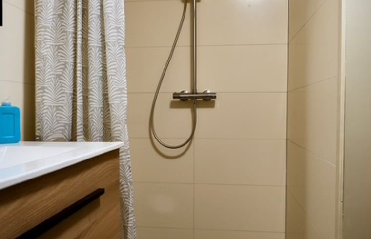 Moderne badkamer in Vakantiehuisje in Donkerbroek, Het Friese platteland.