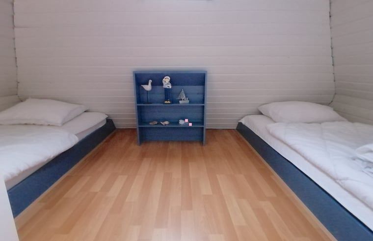Tweepersoonsslaapkamer in Vakantiehuis in Moddergat, Het Friese platteland, Friesland.