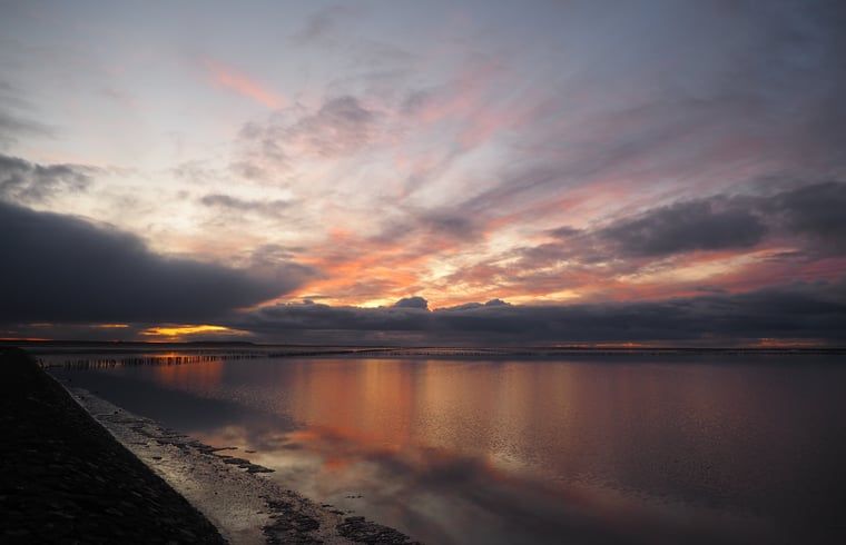 Adembenemende zonsondergang bij Vakantiehuis in Moddergat, Het Friese platteland, Friesland.
