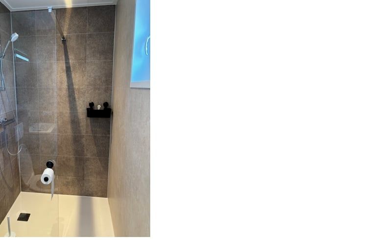 Stijlvolle douchecabine in Vakantiehuis in Blesdijke, Friese platteland.