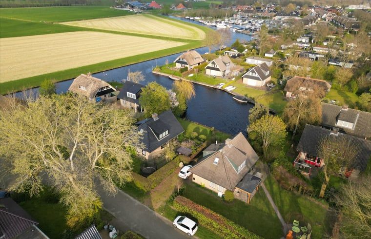 Luchtfoto van Vakantiehuis in Idskenhuizen, gelegen aan het water op het Friese platteland in Friesland, omgeven door natuur en rust.