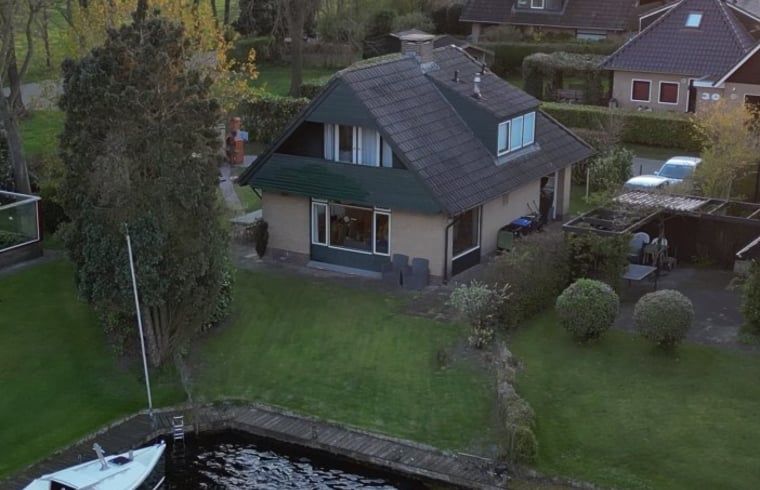 Vakantiehuis in Idskenhuizen, Friesland met uitzicht op het water en omgeven door het Friese platteland, ideaal voor een ontspannen verblijf.
