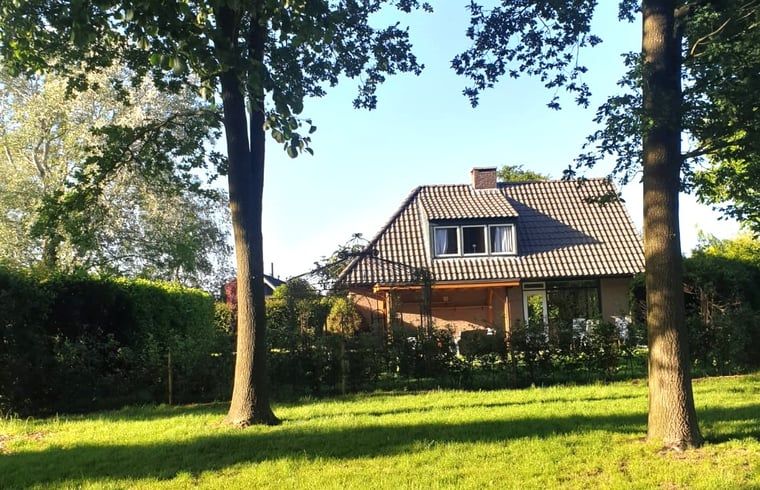 Vakantiehuis in Idskenhuizen op het Friese platteland, omgeven door groene natuur en rustieke charme, Friesland.