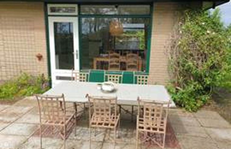 Vakantiehuis in Idskenhuizen met ruim terras en uitzicht op het Friese platteland, ideaal voor ontspannen buitenmaaltijden.
