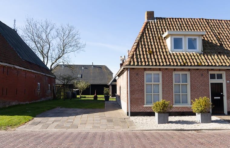 Cottage in Paesens, vacation home in the Frisian countryside, traditional facade and rural charm.