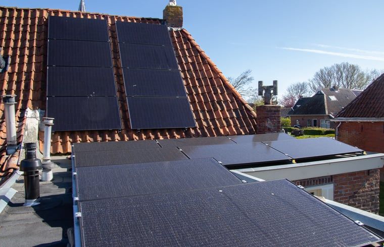 Cottage in Paesens, sustainable vacation home with solar panels in the Frisian countryside.