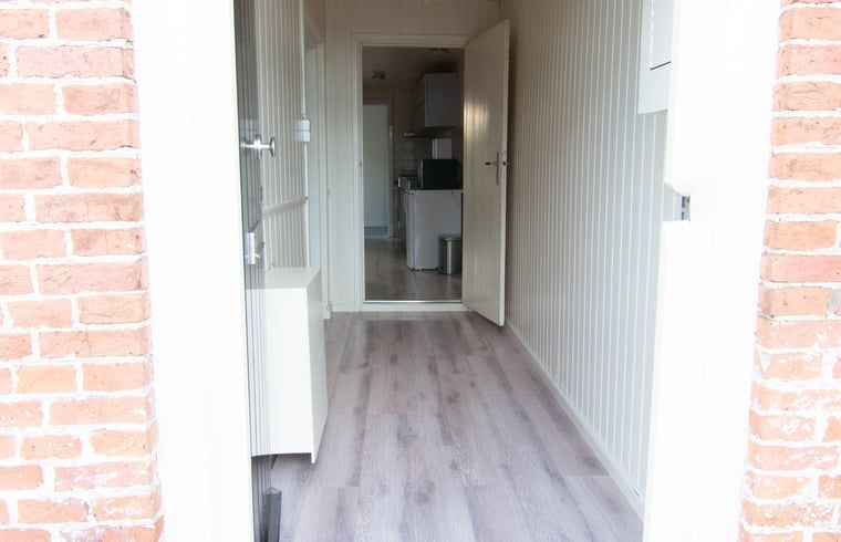 Cottage in Paesens, inviting entrance to the cottage in the Frisian countryside.