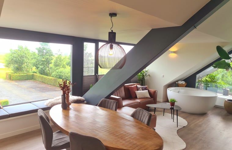 Gezellige eetkamer in Vakantiehuisje in Westhem met uitzicht op de natuur in Friesland.