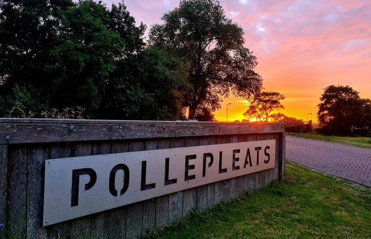 Prachtige zonsondergang bij Vakantiehuisje in Westhem, gelegen in het Friese platteland, Friesland.