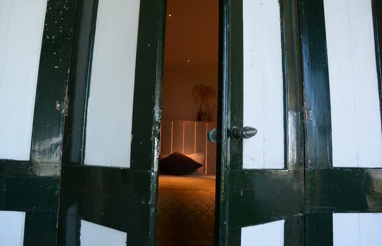 Charmante slaapkamer in Vakantiehuisje in Westhem met authentieke houten deuren, Friesland.