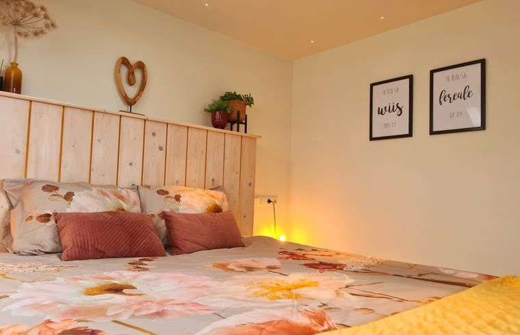 Knusse slaapkamer in Vakantiehuisje in Westhem met warme decoraties, Friese platteland, Friesland.