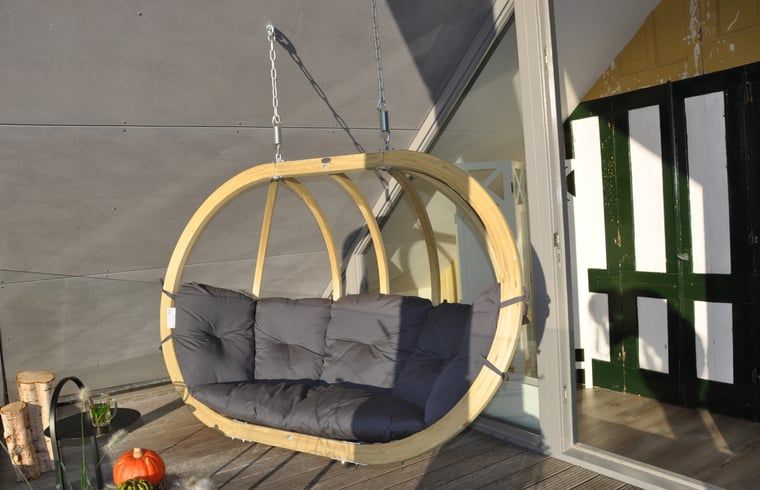 Comfortabele hangstoel op het terras van Vakantiehuisje in Westhem, Friese platteland, Friesland.