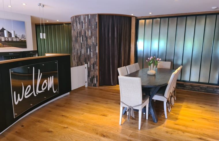 Welkomsthal in Vakantiehuisje in Westhem met houten interieur, Friese platteland, Friesland.