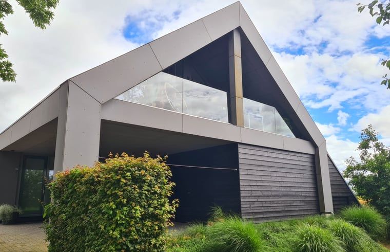 Moderne architectuur van Vakantiehuisje in Westhem, gelegen op het Friese platteland, Friesland.