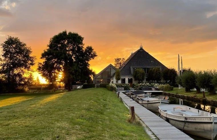 Romantische avond bij Vakantiehuisje in Westhem aan het water, Friese platteland, Friesland.